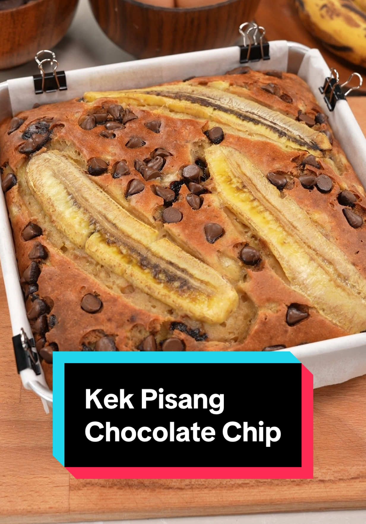 Puasa ke-11 : Kek Pisang Chocolate Chip Sangat moist kat dalam, dipenuhi dengan aroma pisang bersama dengan melted chocolate chip. Hidang dengan custard sauce and best makan panas-panas atau sejuk 🥹🤤