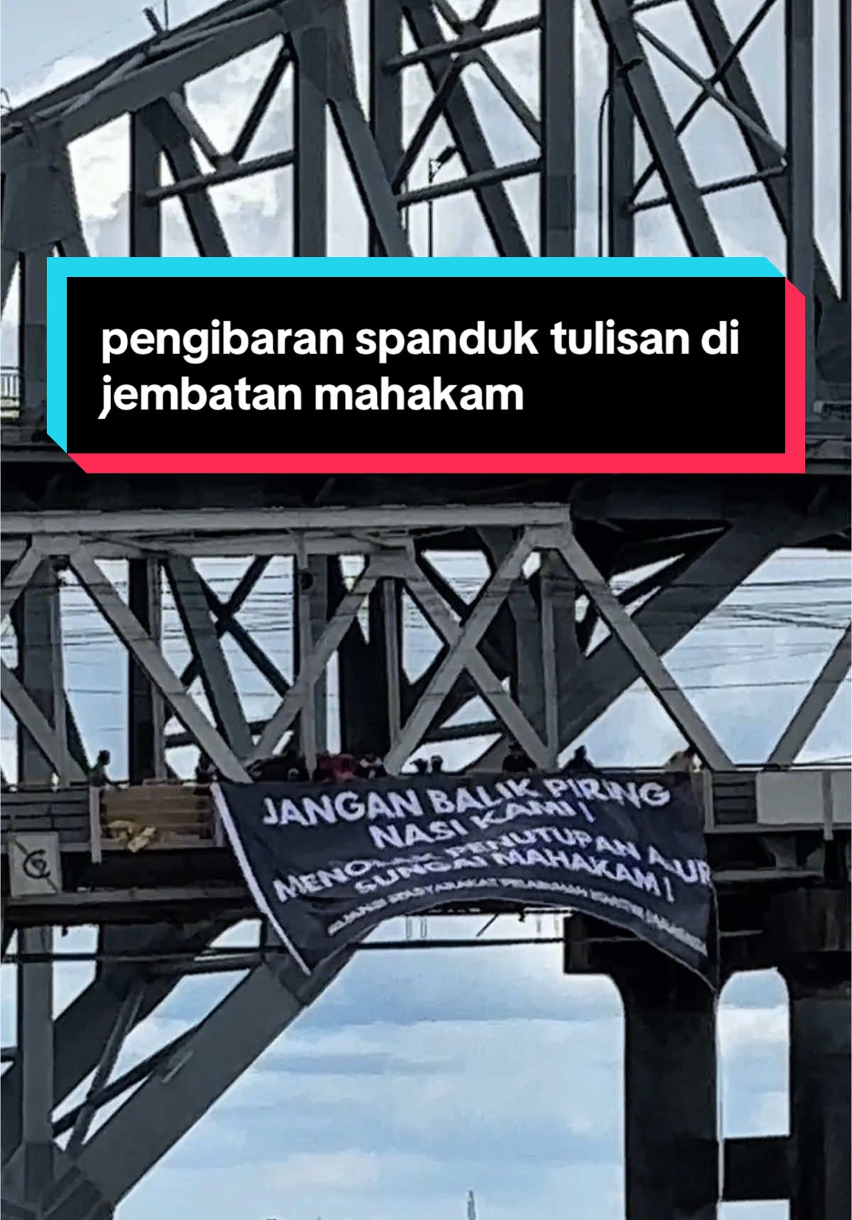 “JANGAN BALIK PIRING NASI KAMI! MENOLAK PENUTUPAN ALUR SUNGAI MAHAKAM” aliansi masyarakat pelabuhan maritim samarinda #samarinda #jembatanmahakam 