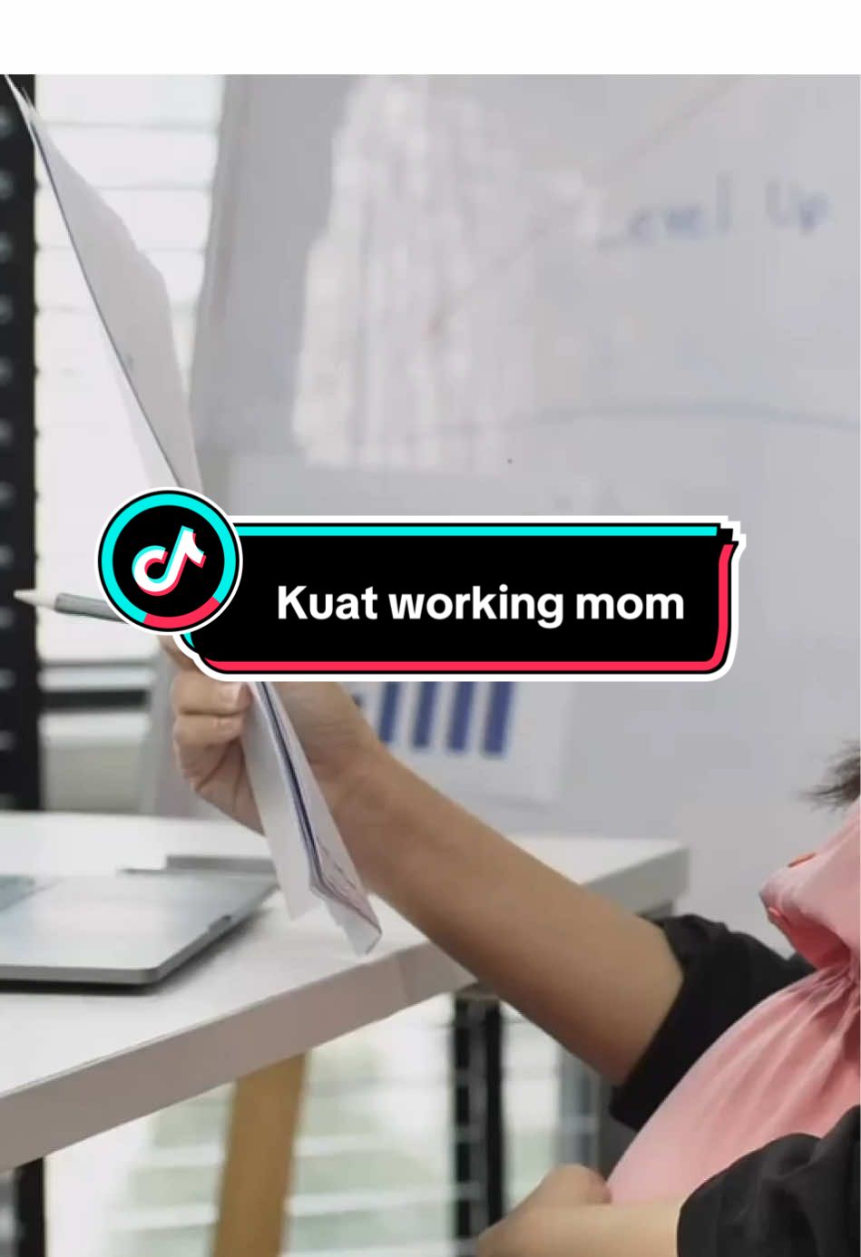Menjadi ibu dan pekerja, bukanlah hal yang mudah, tapi setiap langkah adalah kekuatan yang luar biasa. 💪✨ #IbuPekerja #MaternityJourney #KekuatanIbu#IbuPekerja #Kehamilan #MaternityLife #IbuHebat #MomBoss #PregnancyJourney #WorkingMom #MomPower #KehamilanSehat 
