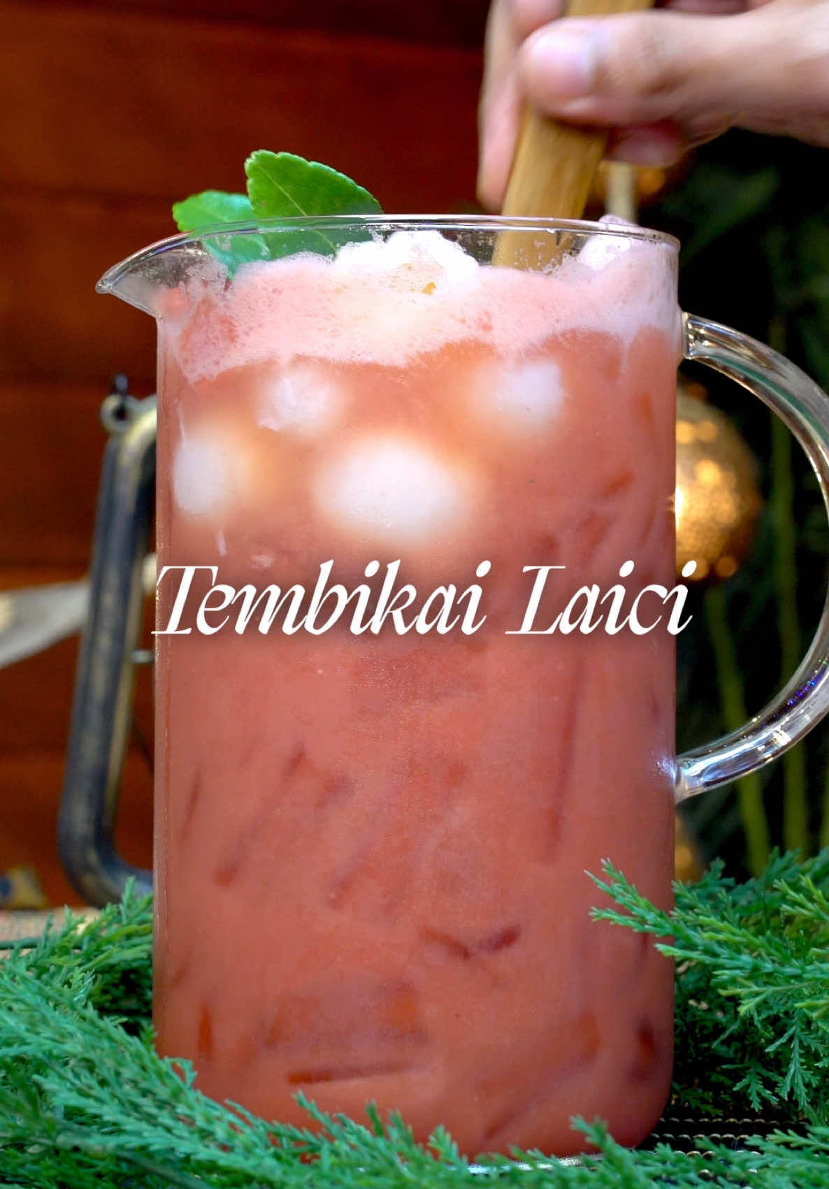 Ramadan Bersama Hamdan Episod 17 - Tembikai Laici 🤤 Simple, tapi refreshing sangat !  Bahan-Bahan 1. 1/2 Biji Tembikai 2. 1 Tin Laici 3. Daun Limau 4. Ice Cream Soda #hamdanmasak #ramadan2025 #tembikailaici 