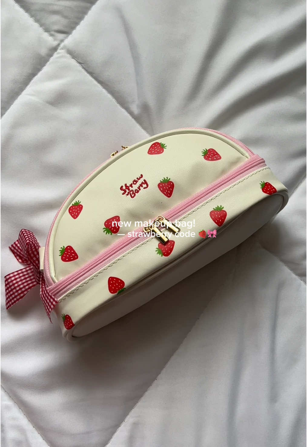 this makeup pouch is soafer cute ! 🎀🍓#makeuppouch #pouch #pouchmakeup #makeupbag #fyp #trending #viral 