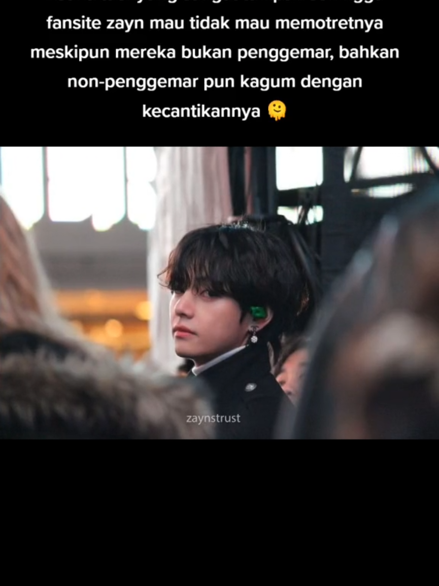 when taehyung is so handsome that zayn fansites can't help but take pictures of him even though they're not fans, even non-fans are amazed by his beauty #V #뷔 #BTSV #THV #TAEHYUNG #KIMTAEHYUNG #김태형 #taehyungofbts #taehyungmilitary 