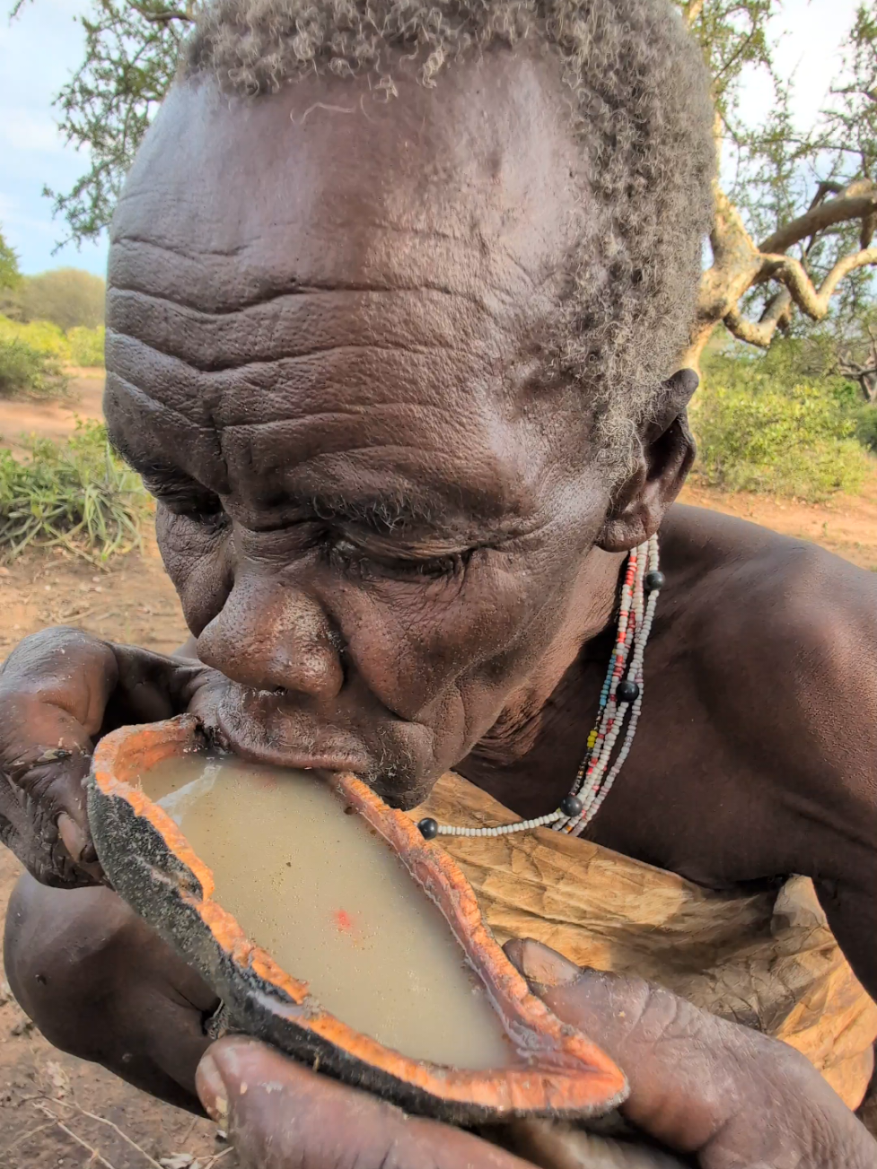 Wow,,😲😋 it's delicious Soup, Breakfast Hadzabe Oldman enjoying😊#culture #animals #africa 