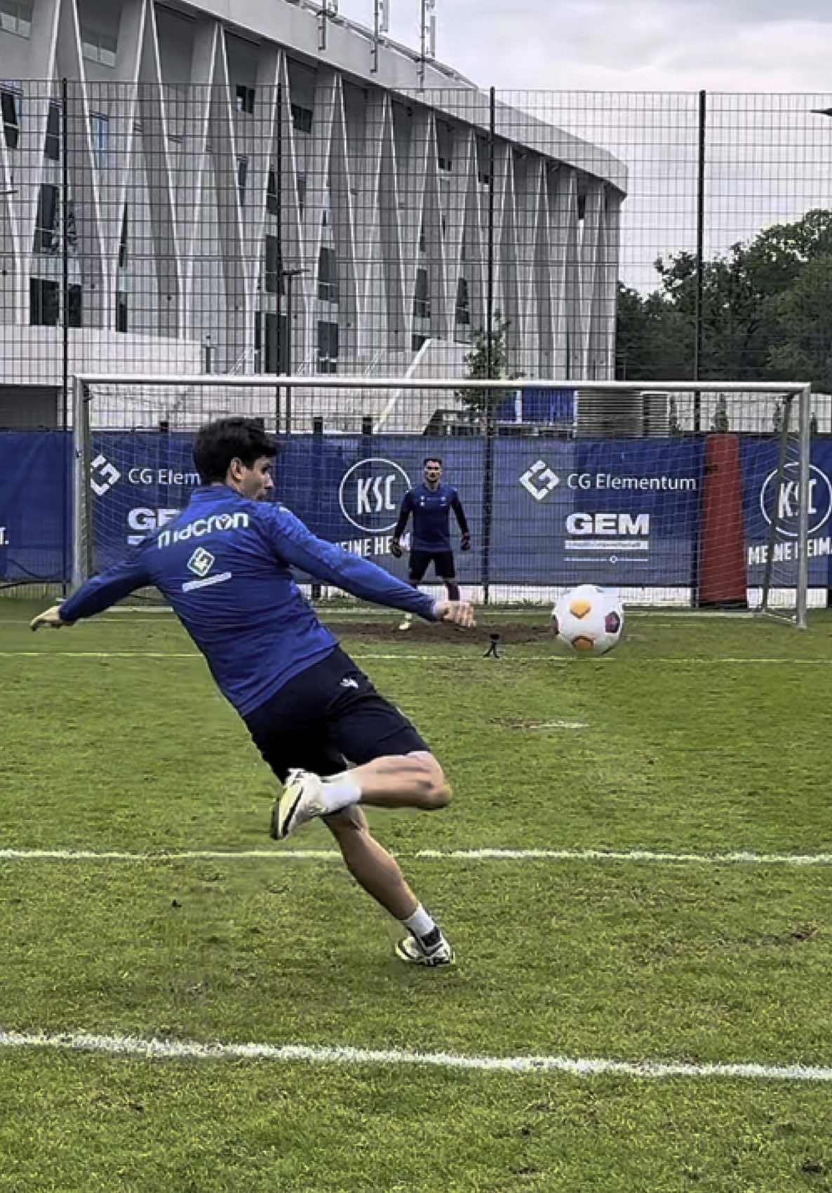 #tb to this crazy session 🤯😍 @nicolai.rapp @Paul @Igor Matanovic #football #freekick #Soccer #goalkeeper #fussball #fy #fyp #viral