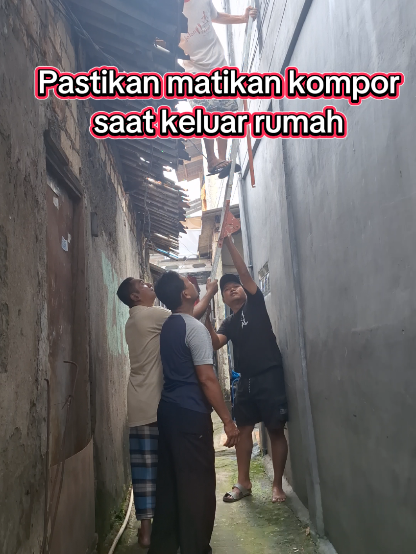 Kronologi tiba² ada warga telpon lapor kalau tetangga sebelah rmhnya, dari jendela keluar asap dan ada bau gosong sedangkan yg punya rumah sudah pergi kerja, setelah panggil damkar dan mendobrak pintu ternyata kompor masih dalam keadaan menyala, panci sudah gosong #pyfツviral_❤ #kebakaran #lubangbuaya #