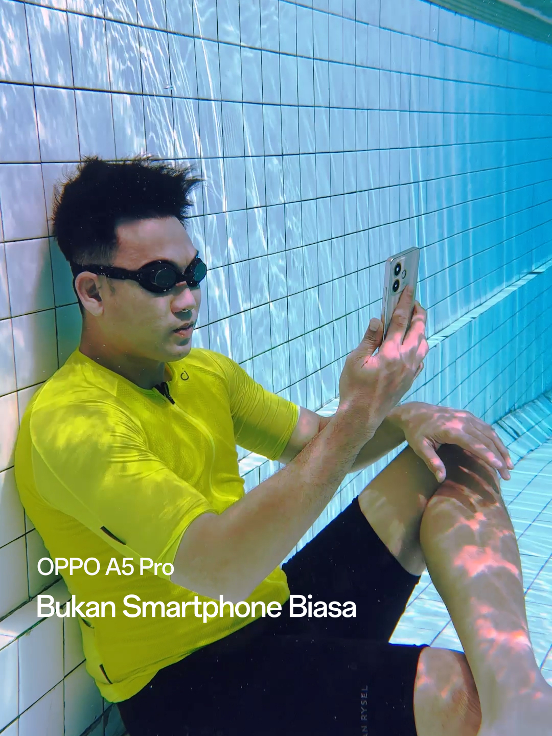 #OPPOA5Pro, jelas Bukan Smartphone Biasa! Chill di bawah air kayak @dennysumargoreal ? Gasss! 🧘💦 Sekarang giliran kamu buat nyobain sendiri! Pre-Order mulai 10-15 Maret, jangan sampai ketinggalan! #TahanAirKelasMiliter #PartnerAndalan