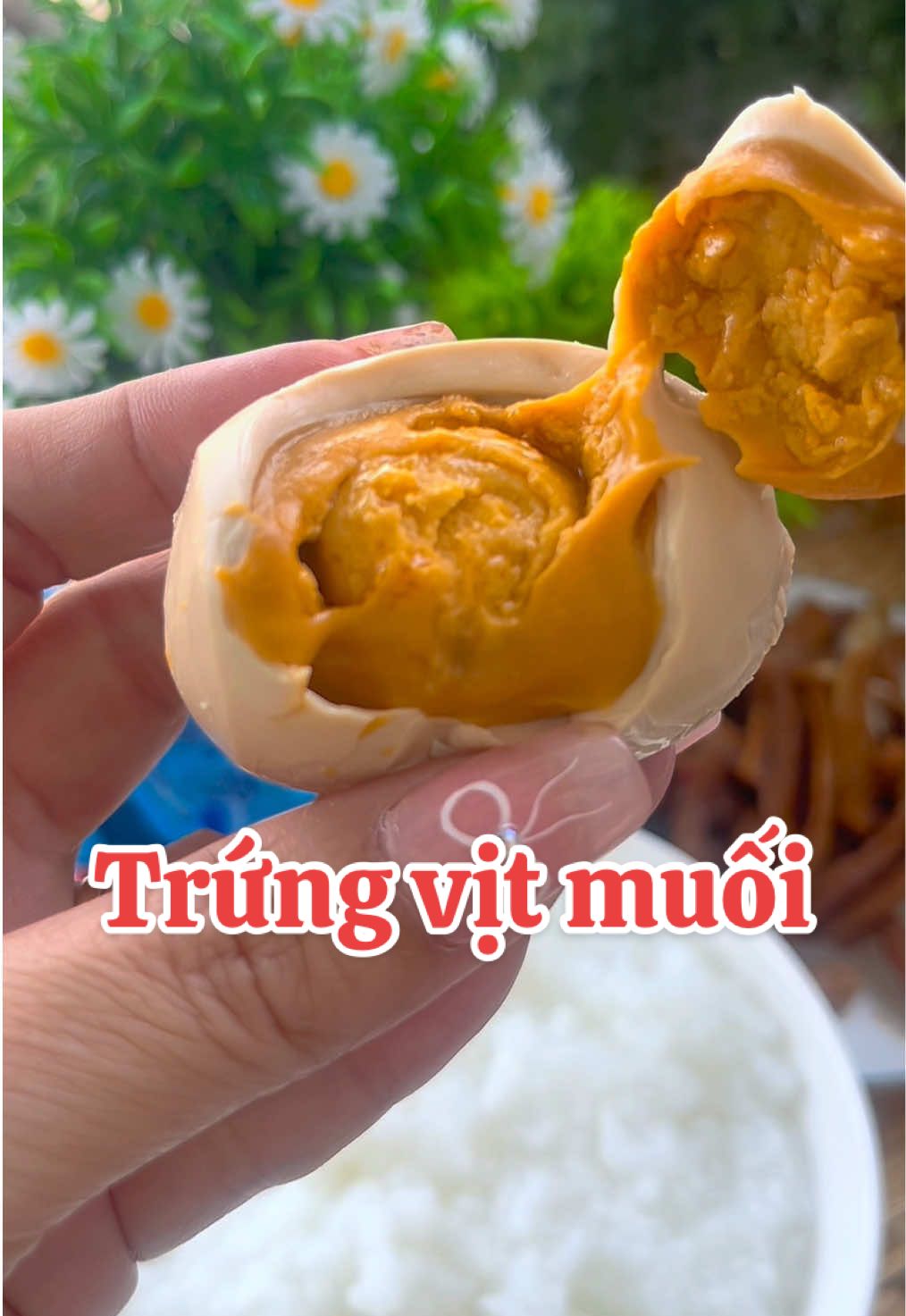 Trứng vịt muối này ngon lắm ca nhà oi. Nên ăn nhé #bepbaduong #viral #xuhuong #muckbang #monngon #ancungtiktok #trungvitmuoi #trungvitmuoibien #langtamquan #chaotrang #trungvit 