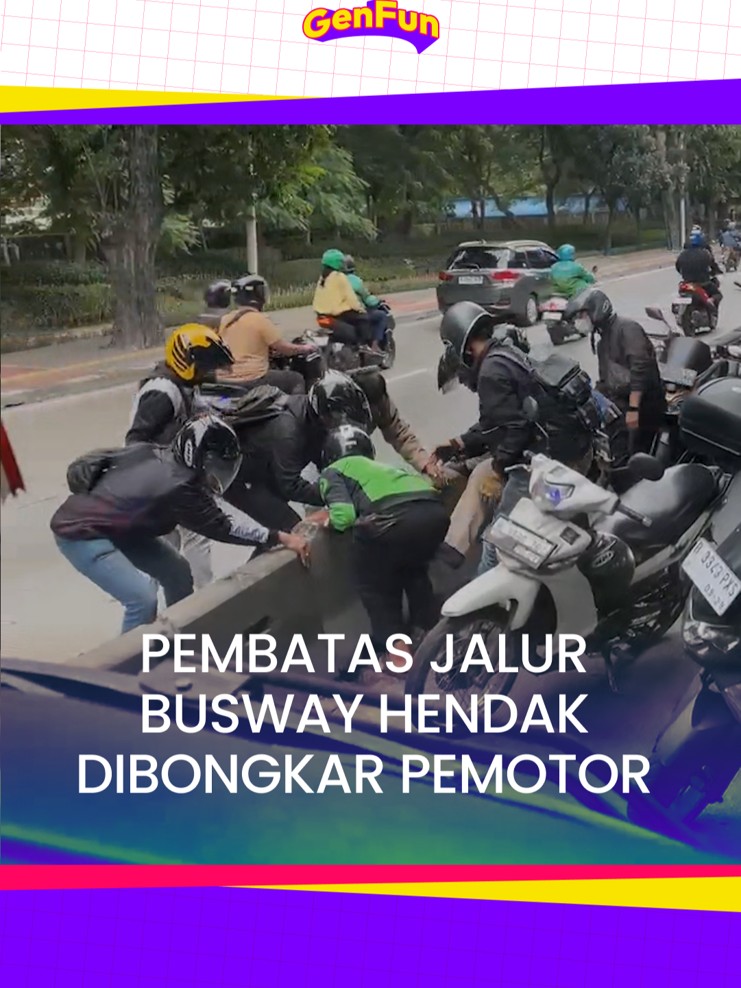 Sebuah video menunjukan sekelompok pengendara motor hendak membuka pembatas jalur busway di Jakarta Utara pada Rabu 12 Maret 2025.  *** Video: TT/zidanealfarisi191