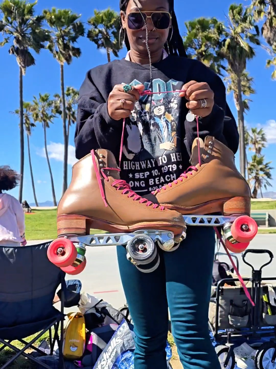 Come spend the day and roller skate at Venice Beach! 🛼🤙🏾🏖☀️🌴