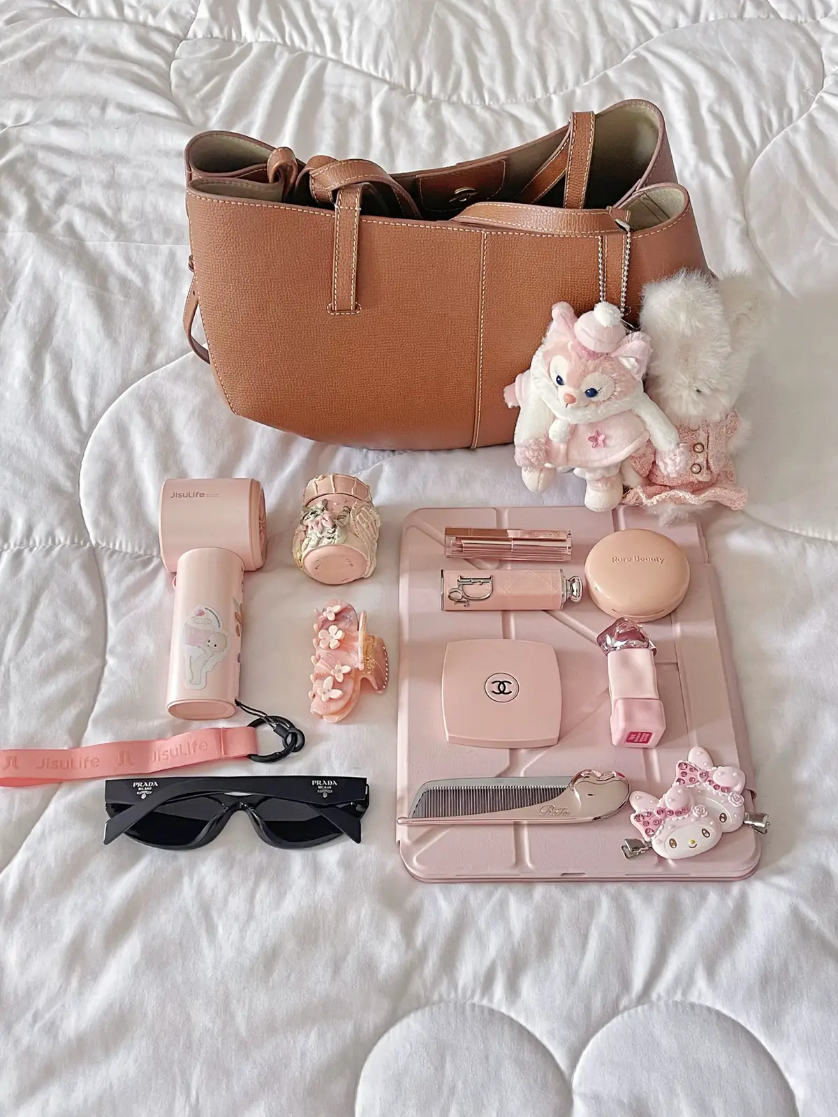 #whatinmybag #girlessentials #jisulife #girlthings #fypシ゚ #makeup 