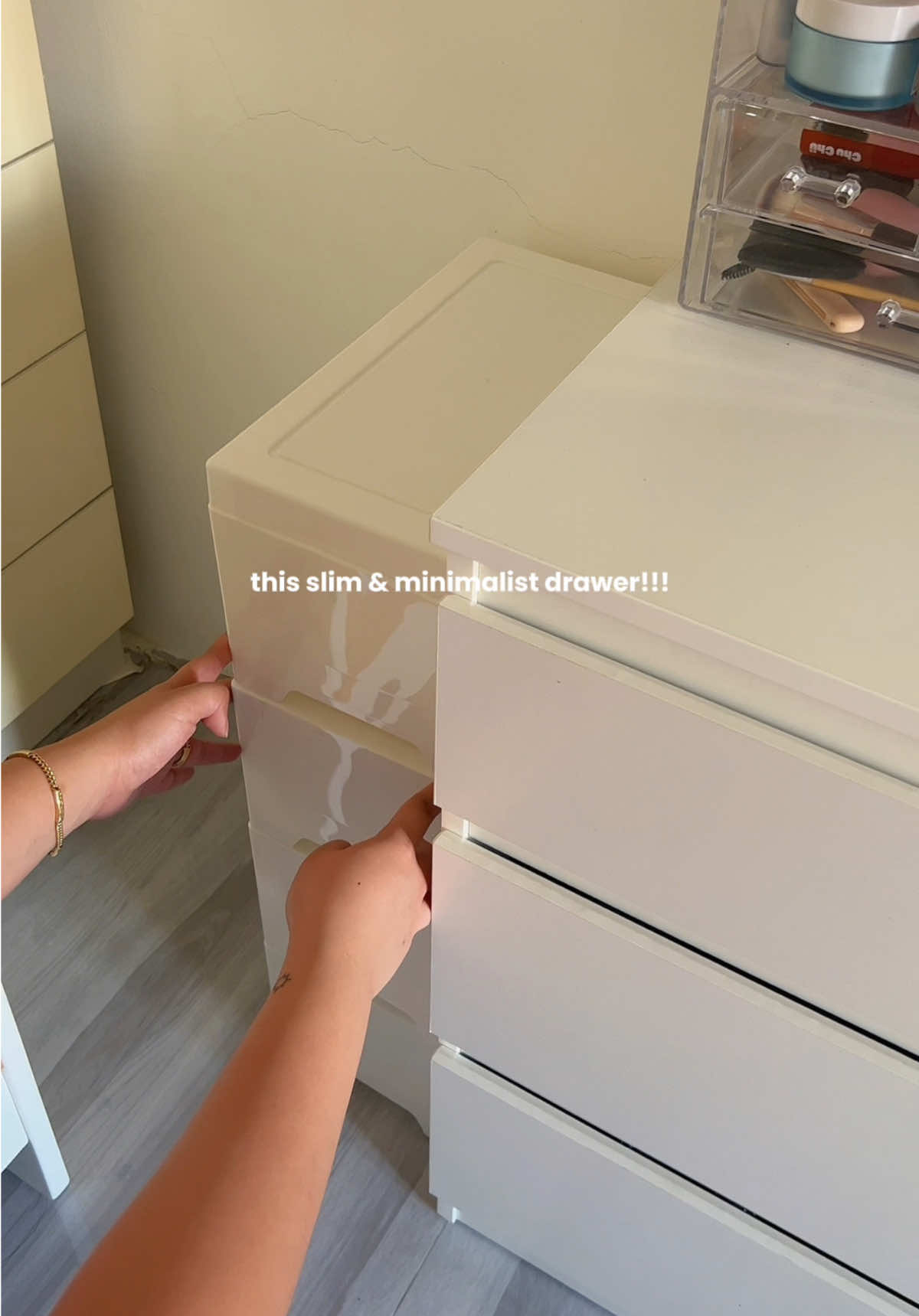looking for a minimalist drawer to keep your stuff organized? this plastic drawer is the way to go, and the best part is it doesn’t take up much space 😉 #plasticdrawer #drawerorganizer #minimalistdrawer #whitedrawer #smalldrawer #plasticorganizer #fyp #trending #viral 