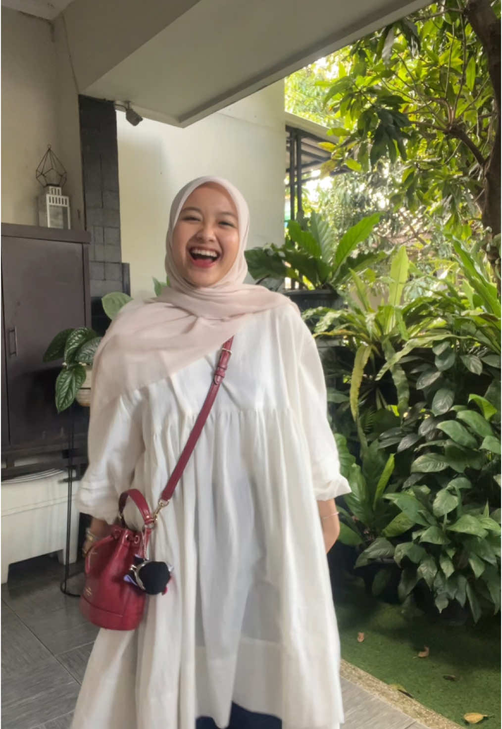 ini yang benernya ya guys 🫠 tuniknyaaa dari @AYNÉ  \ay.ni\  💌 . . . #hijab #outfitcheck #feminimenergy #OOTD #fypシ゚ 