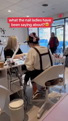 Have you ever wondered what the nail ladies say whilst your having your nails done? 🤭 #translation #multilingual #translationearbuds #bilingualproblems #miniso #translate #translatingheadphones #tiktokshopmademebuyi #foreignlanguage #giftsfornedies