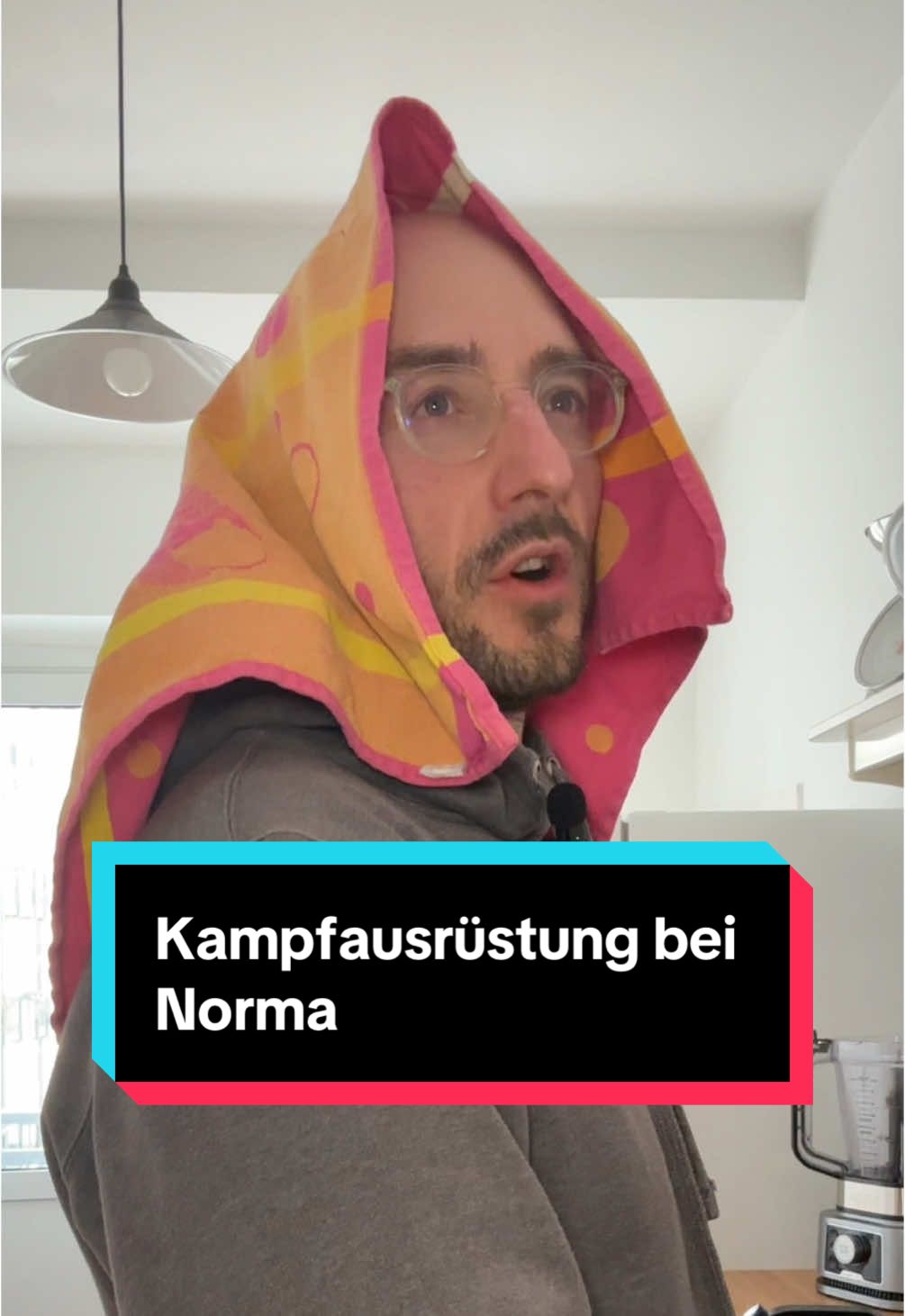 Bunker, Kampfwesten und taktische Öfen – jetzt bei NORMA im Angebot! Wenn das nicht nach ‘Zeitenwende’ schreit. Bereiten wir uns hier auf den Ernstfall vor oder wird uns einfach nur wieder Angst verkauft? #politik #satire #norma #preppertok 