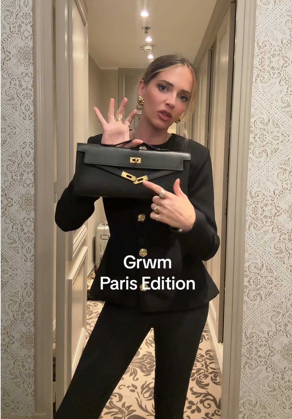 #grwminparis look dalle tonalità del nero con dettagli oro. Cosa ne pensate ? #grwm_aesthetics #grwmoutfit #parislook #parisfashionweek #revolve #revolveambassador #kellycut #neiperteeee #fashionrule #cosaindossareaparigi #whattowearinparis #fotcheckparisienne #parisienne 