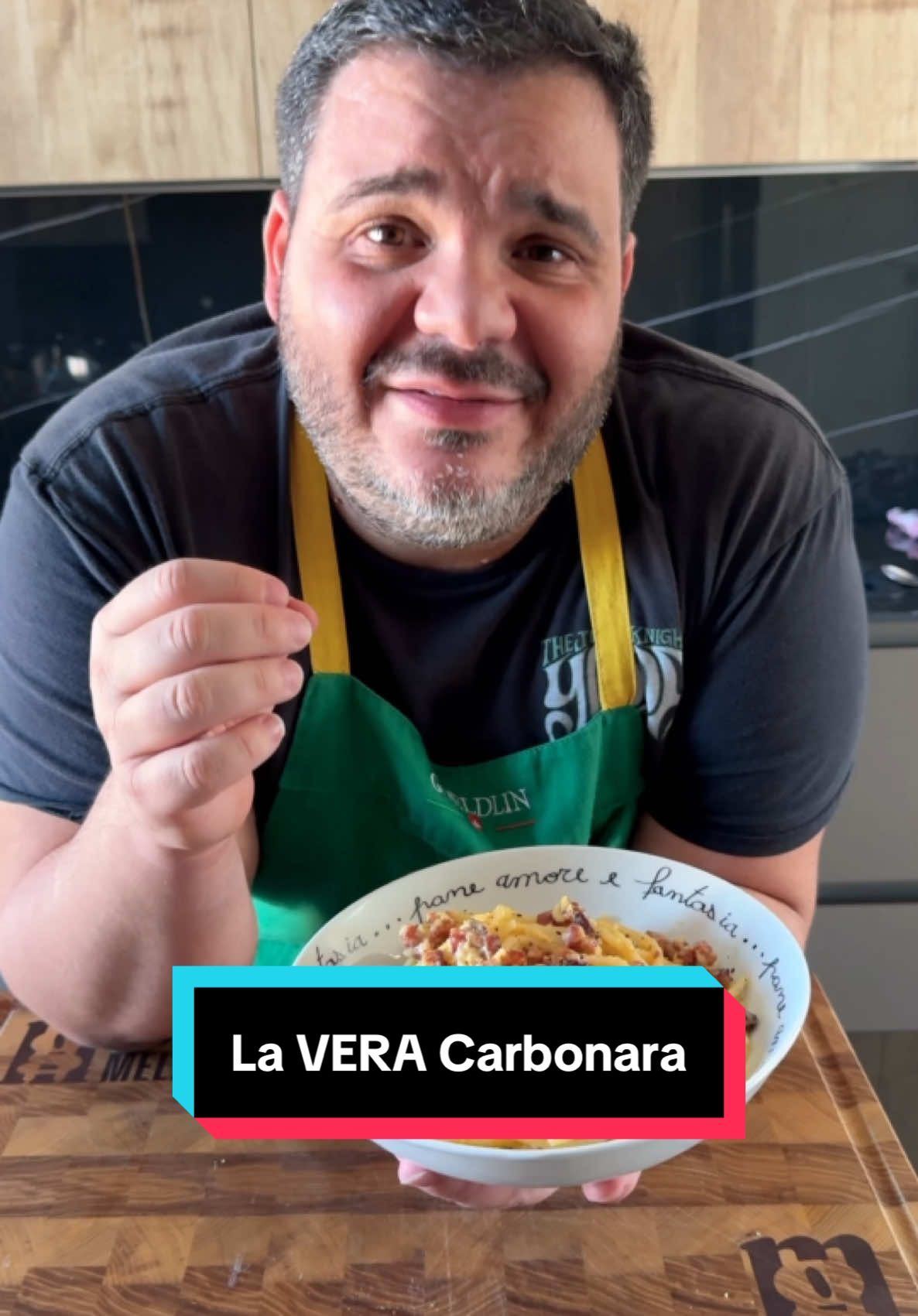 SPAGHETTI ALLA CARBONARA (quella VERA) 😉 Condividi la ricetta e seguimi 🫂 Ti ricordi quando mamma ti preparava la carbonara? Sì. Esattamente quella. “A frittatina”. Quella che è LA VERA CARBONARA. Che preparavano i pastori durante la transumanza. Nel Lazio? In Umbria? Dove di preciso non è dato sapere. La cosa certa è che in nessun testo si parla di carbocrema, solo tuorli, o solo guanciale di un determinato posto. Ma soprattutto, secondo voi, pastorizzavano i tuorli o calcolavano la temperatura per fare la CREMINA? Jamme ja 😂 Comunque così me la preparava mia mamma e così ve la mostro io 😊 Volete scatenare l’inferno? Volete arrabbiarvi? Fate pure, prego. Ma io ve lo devo dire. Fatta così è 100 mila volte meglio 😎 #ricetta #ricette #cucinaitaliana #cucina #cucinare #ciboitaliano #cibo #pasta #spaghetti #carbonara 