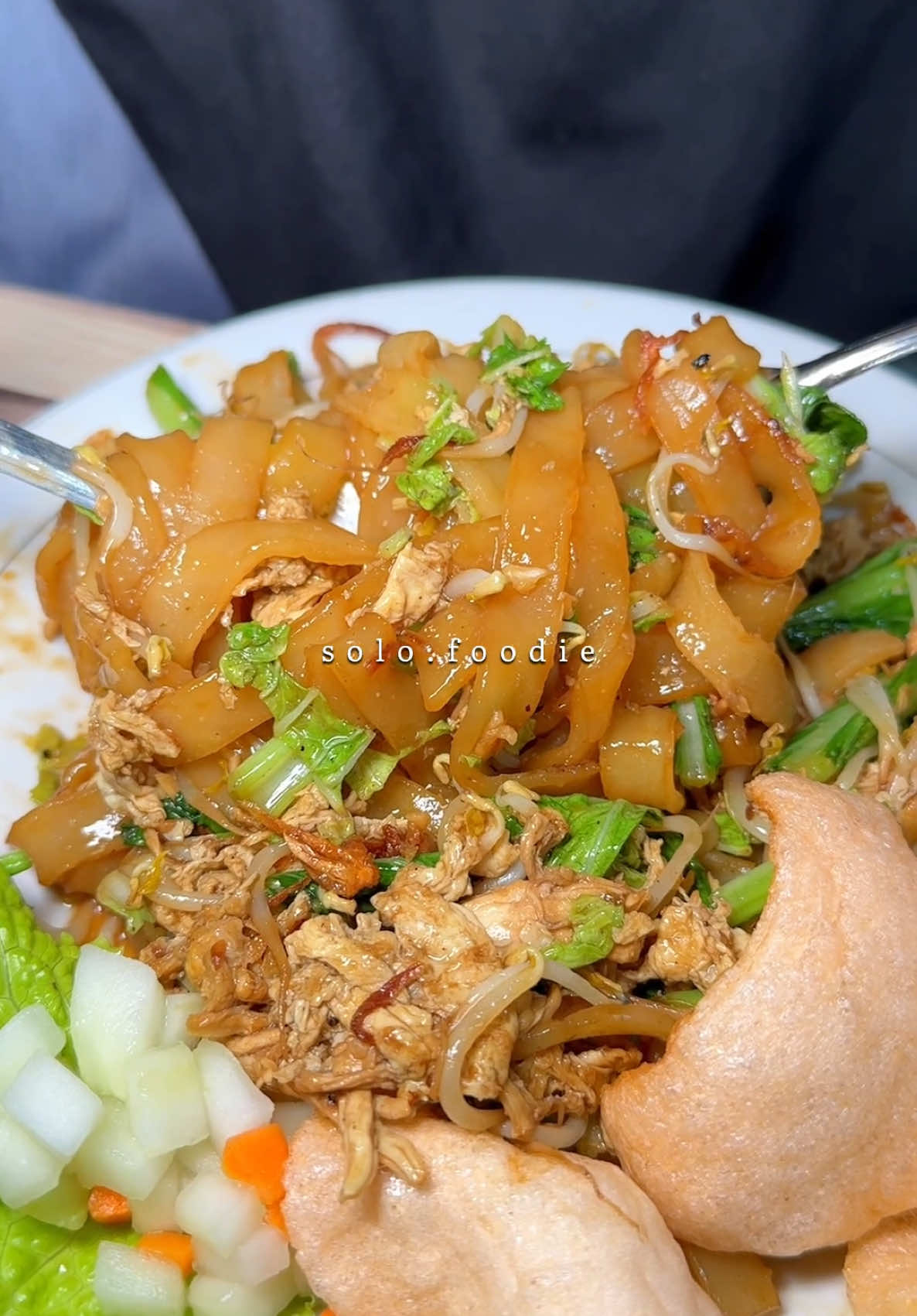 MULAI 10K UDAH BISA MAKAN ENAK + YANG MASAKIN JEBOLAN KOKI HOTEL BERBINTANG 😍🔥 Serius ya guys, kalo dilihat warung satu ini tuh sederhana banget tapi rasa masakannya tuh enak bintang 5. Usut punya usut yg punya sekaligus yg masak adalah pasangan koki jebolan Hotel Berbintang. Namanya @nasigorenggarasi 😍 Menu Chinese Food disini banyak yaa, dari menu nasi goreng, sayur, bakmie, seafood, bahkan menu viral ayam gongso juga ada. Overall semua makanan yv aku coba enak enak bgt, harganya juga terjangkau mulai 10k doang. Buat buka puasa cocok banget nih pesen Kwetiaw Goreng Ayam, rasanya sedep bgt. Gas deh buat yg pengen langsung merapat~ 📍@nasigorenggarasi || Jl. Sutandiyo Jl. Menggungan Raya, RT.2/RW.3, Kedungupit, Sawahan, Kec. Ngemplak, Kabupaten Boyolali, Jawa Tengah 57335 🌏GMAPS: “Garasi Muslim Chinese Food” ⏰15:00-22:00 ❌JUMAT LIBUR SOLO FOODIE MAKAN DULU BARU KAMU  #solofoodie #kulinersolo #nasigorengsolo #nasigorenggarasi #chinesefood #chinesefoodsolo #ayamgongsoviral