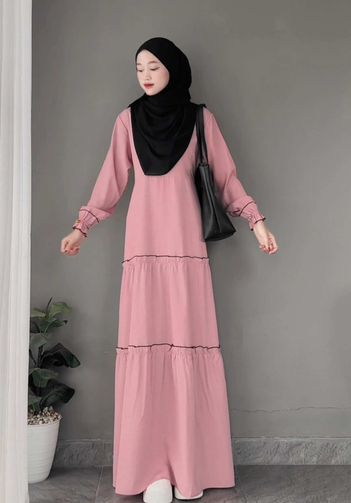 (spiII dicaption) 146rb doang & ready stok warnanya cakep buat lebaran/kajian !?! 🙂‍↕️💓 Detail Outfit klik I!nk yg ada di bi• aku - lalu cari sesuai nomer :  • set dress + hijab :  I!nk n0 672a (salmon size s)  • sepatu :  I!nk n0 669a • tas: I!nk n0 425 • pashmina : I!nk n0 301  #fyp #outfitinspiration #ootdinspo #kondanganoutfit #outfitcouple #outfitkondangan