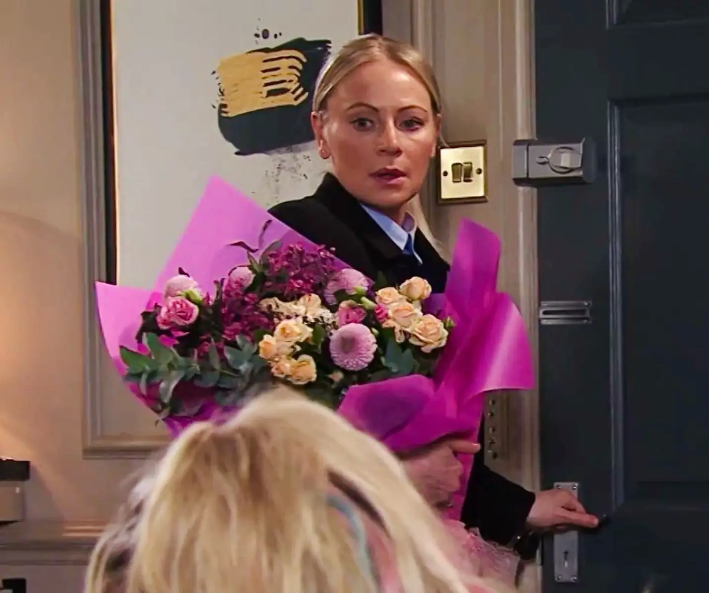 Lisa bought Carla flowers again 🥹. #foryoupage #viral #blowthisup #fyp #coronationstreet #lisaswain #vickymyers #comfortcharacter #sweetheart #Love #romantic #cute 