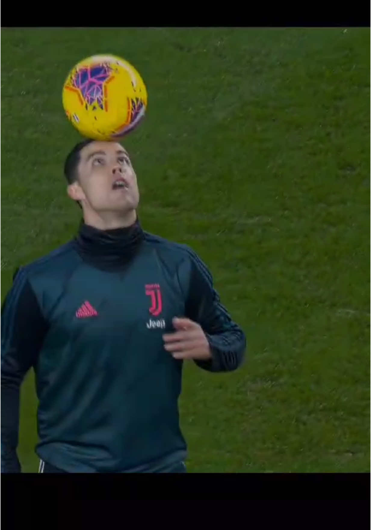 Ronaldo catches the ball on the head☠️☠️🔥🔥#ronaldo #cristianoronaldo #fyp #gol #ronaldo 