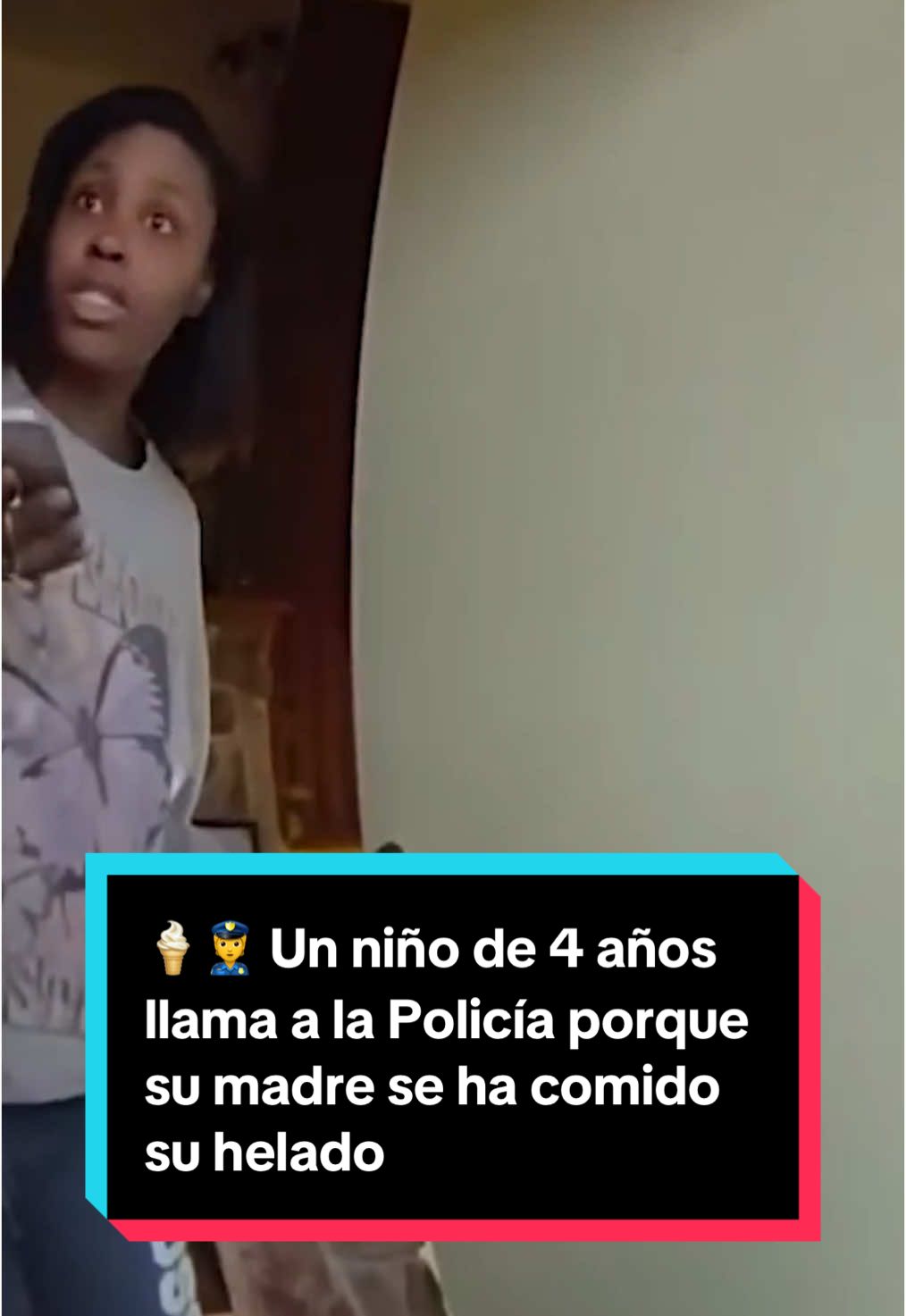 Un niño de 4 años residente en Mount Pleasant, en el estado de Wisconsin, no dudó en llamar a la Policía Local para denunciar a su madre tras comprobar que se había comido su helado. Los agentes informaron que el pequeño finalmente aceptó no presentar cargos, diciendo que no quería que su madre fuera encerrada y que solo quería un poco de helado. Dos días después, los oficiales acudieron a su vivienda y sorprendieron al joven denunciante con dos bolas de helado. #helado #niño #familia #policia #madre #wisconsin