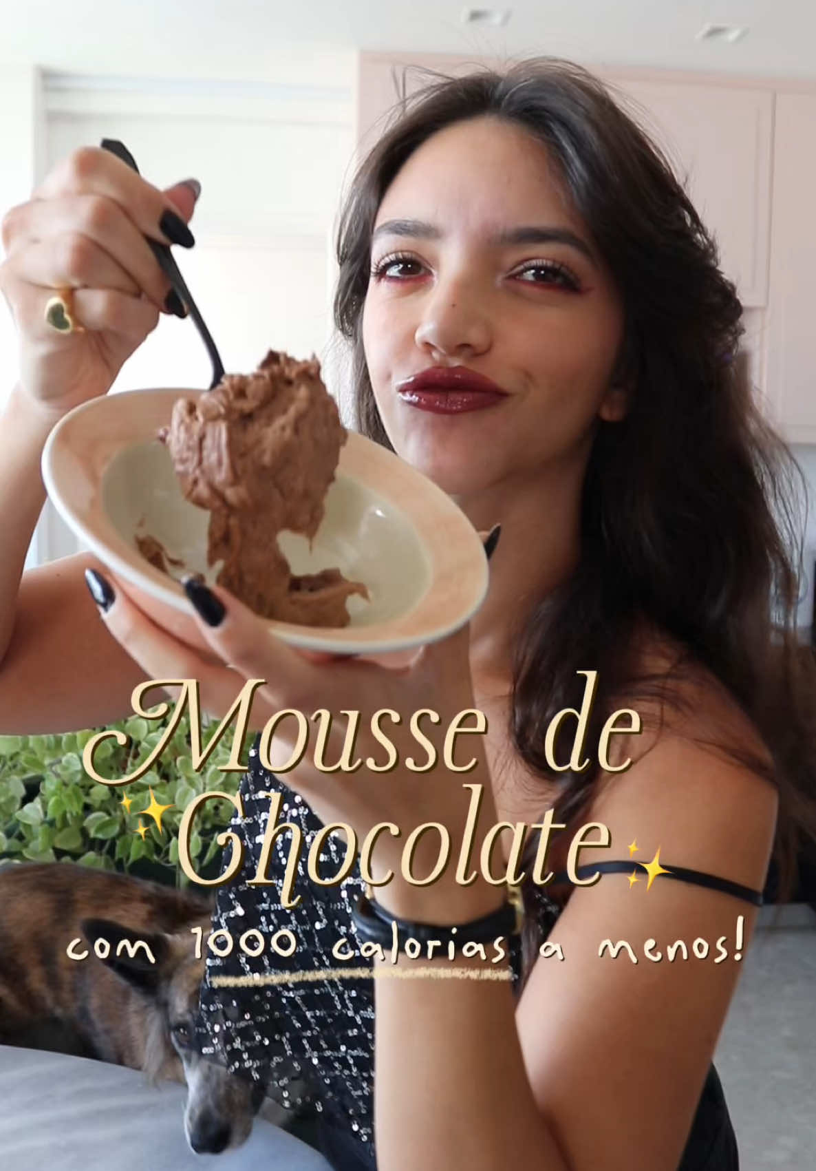 RECEITA DA MOUSSE FITNESS: Ingredientes: 2 barras de chocolate (usei ao leite mas meio amargo tem ainda menos calorias) 1 pote de iogurte natural desnatado 3 scoops de Whey Preparo: 1- derreter as barras de chocolate no microondas ou banho maria 2- misturar com o iogurte e o whey 3- colocar a mistura na geladeira até endurecer 