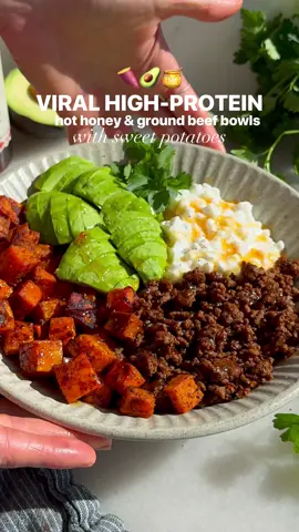 Have you seen these viral high-protein beef bowls? They’ve got taco-seasoned ground beef, creamy cottage cheese, perfectly roasted sweet potatoes, and fresh avocado—all topped with a drizzle of hot honey for the perfect sweet-spicy kick. 🍯🔥 I was blown away by how well this combo works together! It’s so good and super filling. Have you tried it yet?!