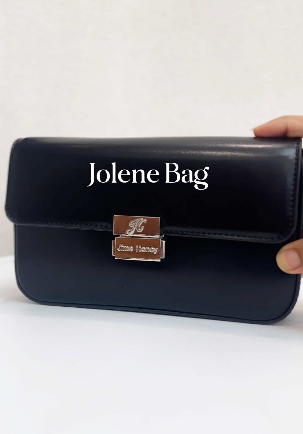 Wajib punya Mini sling bag aesthetic yang viral ini alias Jolene Bag karna sering seliweran di FYP💫🙌🏻 #Ramadanekstraseru #taslebaran #tascantik #tasselempang #jimshoney #taswanita #tasjimshoney #slingbag #racuntiktok #tasbukber #outfitlebaran #hamperslebaran #dompetwanita #JoleneBag #tasselempang #slingbag 