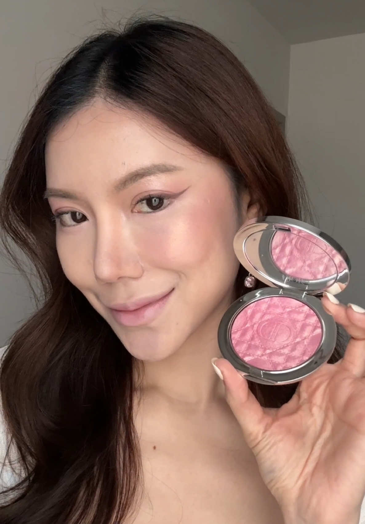Natural look with Dior✨🪽 @Diorbeauty #Tiktokป้ายยา #คลาสแต่งหน้า #รีวิวบิวตี้ #tiktokmakeup #สอนแต่งหน้า   - ซื้อครบ 4,000 บาท รับกระเป๋า Dior Lip Glow Pouch พิเศษเฉพาะช่องทางออนไลน์เท่านั้น - สามารถสั่งซื้อผ่านออนไลน์ได้ที่ shop.dior.co.th หรือแชทไลน์ @diorthailand