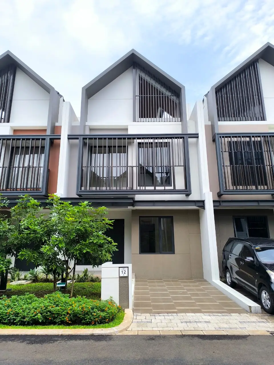 unit BARU, belum pernah dipakai luas tanah 72meter kamar tidur 3+2 (ruangan attic & kamar tidur ART) HARGA 65JT/TH NEGO #sewarumah #gadingserpong 