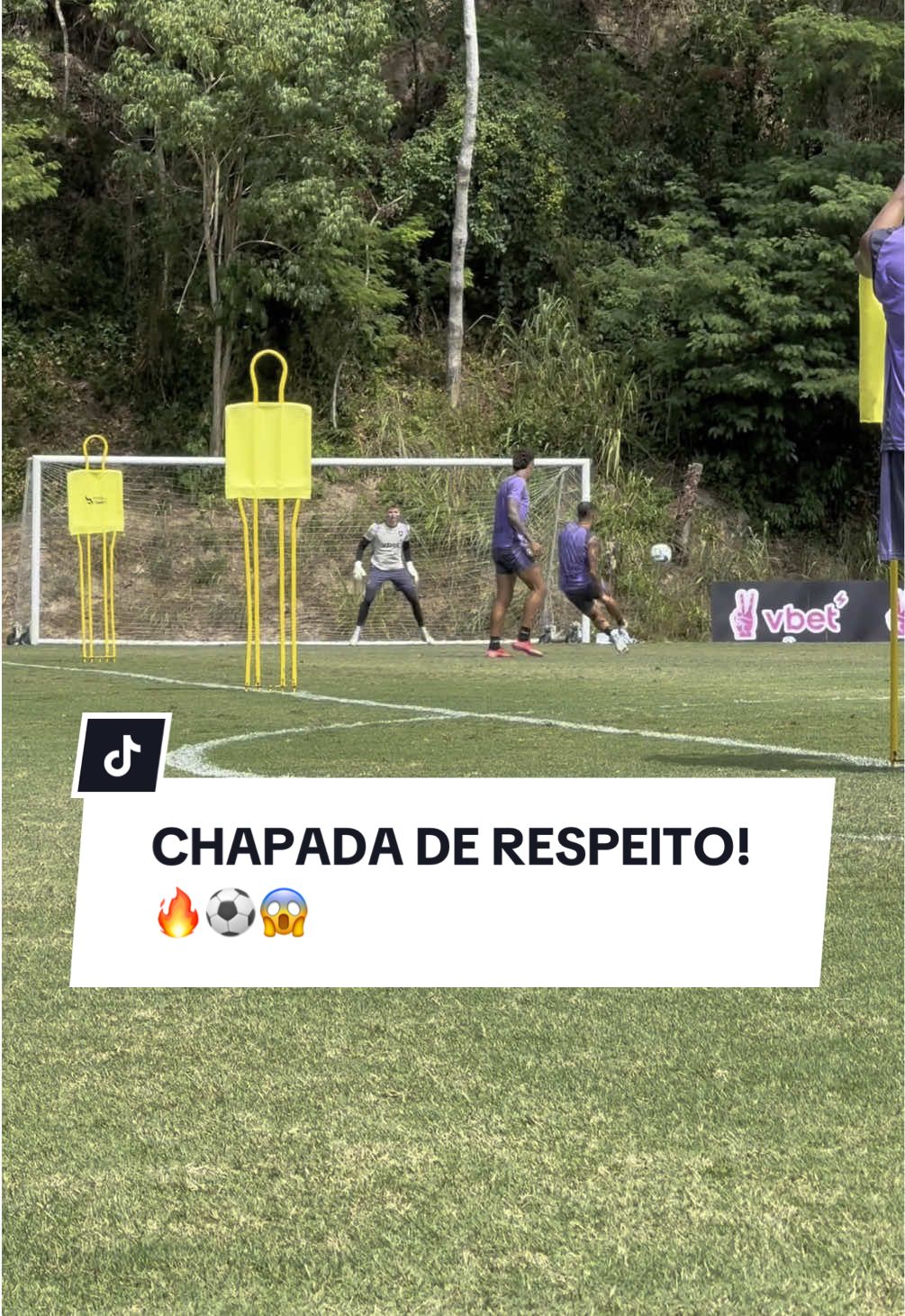 Aquela chapada perfeita que é um pecado não ter entrado… 🤏🏼 #botafogo #futebol #treino #tiktokesportes 