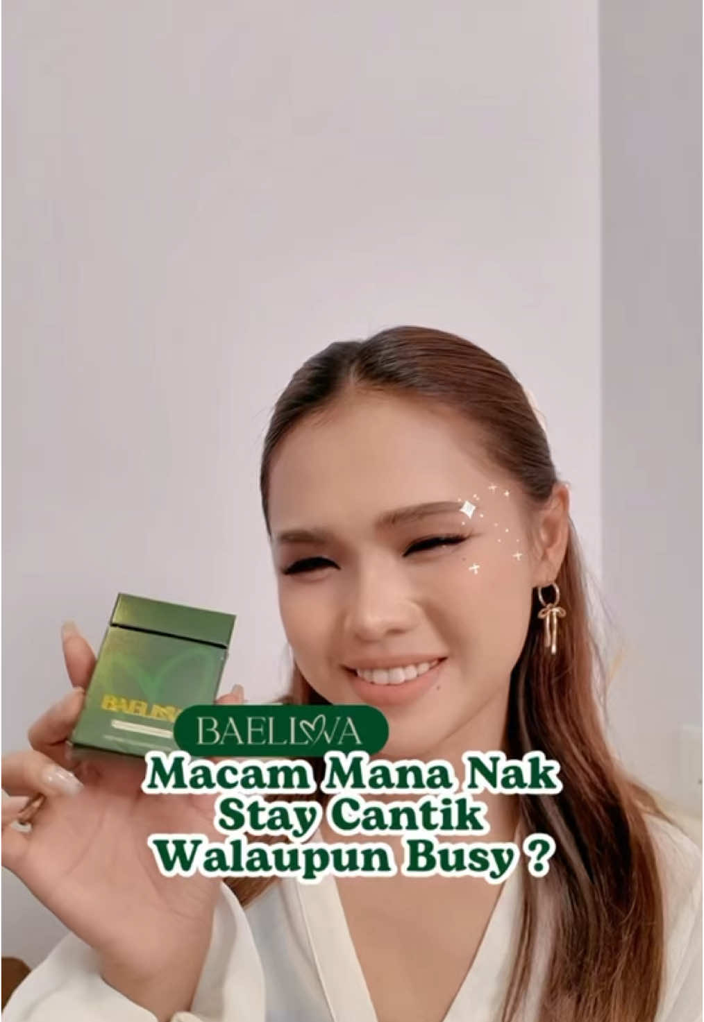 Ramai selalu tanya Bella, apa rahsia untuk kekal nampak cantik walaupun selalu busy ? Jawapan dia senang je, bella just apply Lipstick Baellova ✨ Baellova ni bukan sekadar lipstick biasa tau, dalam 1 pack ada 2 Code Lipmatte & 1 Lipgloss 💋✨ Berminat nak dapatkan ? Check je terus dalam beg kuning 😉  #bellaastillah #baellovaofficial #baellovalipmatte #baellova3in1 