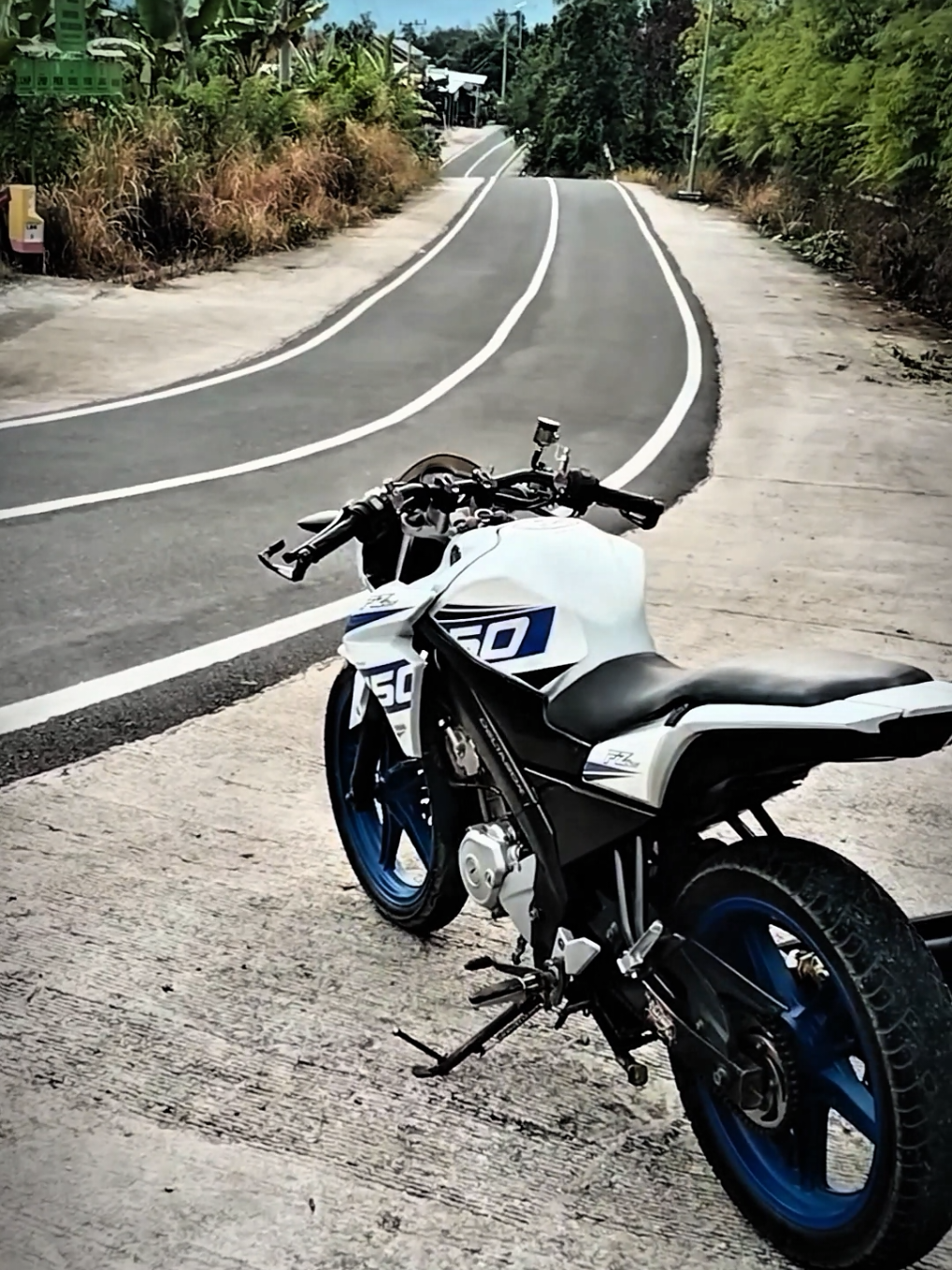 masih bersama Vixion lightning biru putih  #vixion #Vixion 2912 Modif #storyvixionnew #fyp #vixionnvl #modified #fotolive 
