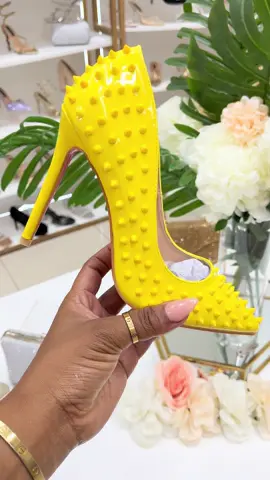 Yellow mellow 🥹✨✨ R650 #graduationoutfit #heels #matricfarewell #graduation #giftforher 