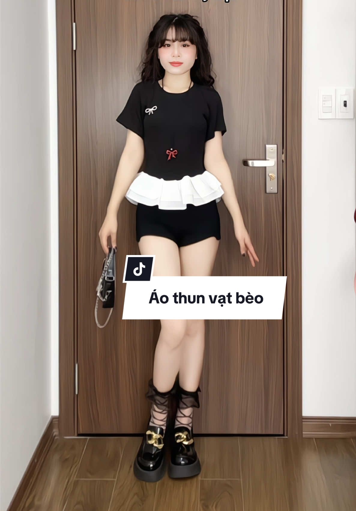 Áo thun vạt bèo này mặc nhìn lạ và đẹp quá đi. Chốt 1c mặc thui nào #xuhuong #fyp #foryou #fashion #reviewquanao #aothunnu #aothunnuxinh #aothunvatbeo #aothunnhuneo #aothunnutayngan #aothunchieteo #aothunnugiare #zalynn 