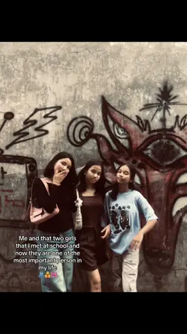 Favvvvvv person 🫂💗👩‍👧‍👧🎀❤️#fypシ゚viral🖤tiktok #bestfriend #trios #friendshipgoals #💗💞tiktoquerasbeauty💞💗 #hindilyrics #schoolmemories @👀. @a 
