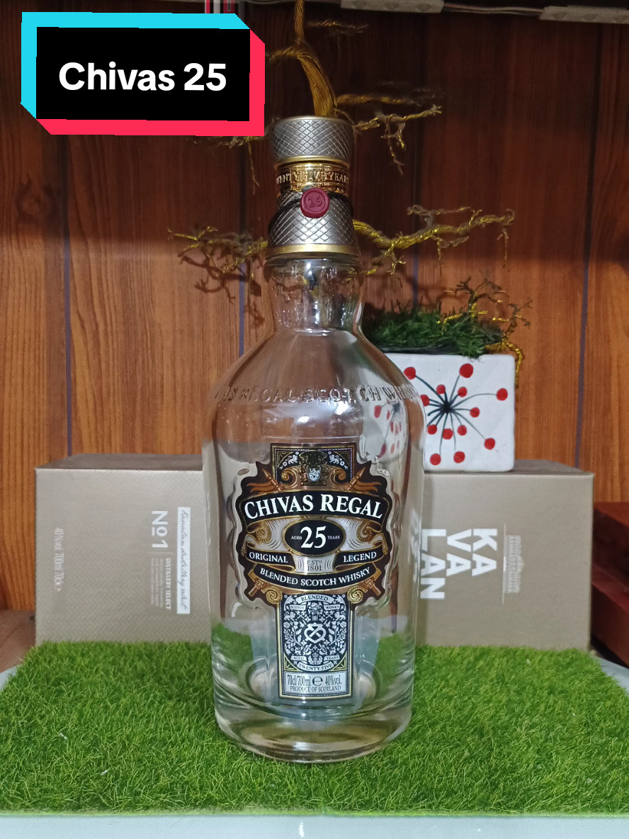 #lma_bottle Vỏ chai rượu ngoại Decor Chivas 25 năm. #chivas #chivas25 #vochaichivas #vochairuoungoai #vochairuoungoaivn #thinhhanh #decor #vochai 