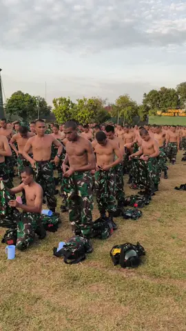 ayo adik adik siapkan dirimu dari sekarang gel 2 banyak yang di ambil mudah mudahan lewat tiktok ini adik adik bisa termotivasi mengapdikan diri lewat jalur tni