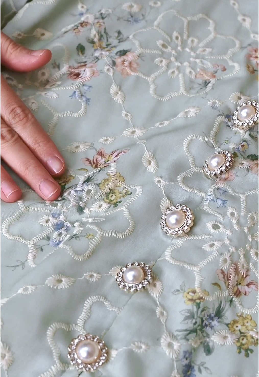 ANIS Kurung Moden Eyelet Sulam dengan pearl buttons. Cantiknya matchy2 sedondon raya ni vibes2 klasik elegant! Love lah look ni!😍 #kurungmoden #bajukurung #kurungviral #TikTokFashion #fypシ゚ #raya2025 #bajuraya #kurungcantik #ootdraya #byayranoordin #kurunglace #setsedondonibudananak #motherdaughter #kurungsulam #masukberandafyp 