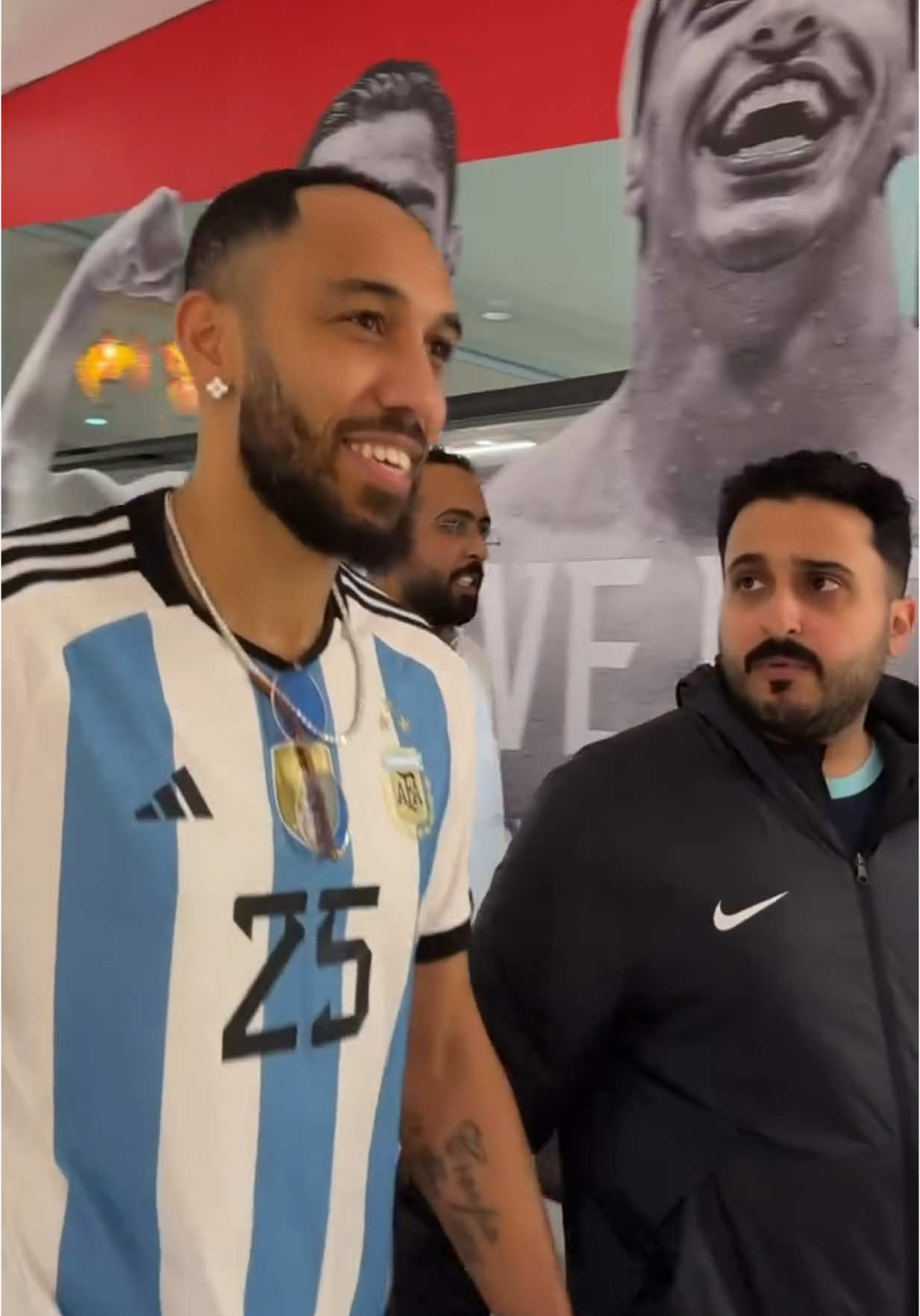 ¡Aubameyang con la albiceleste! 🇦🇷👕 Pierre Emerick llegó a un evento en Arabia Saudí portando la camiseta de Argentina 😮‍💨 🎥: IG/fcqadisah #aubameyang #argentina #futbol #Soccer #viral 