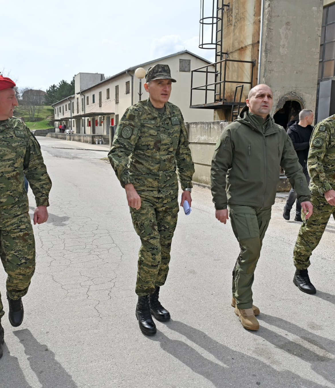 Obišao sam danas s načelnikom Glavnog stožera generalom Kundidom vojarnu u Kninu, “gb Andrija Matijaš-Pauk”, jednu od tri lokacije na kojima će se odvijati temeljno vojno osposobljavanje, uz Slunj i Požegu. Sve je spremno za ročnike! Obrambeni zakoni kojima ponovno uvodimo temeljno vojno osposobljavanje vrlo brzo će biti u e-savjetovanju, a prve ročnike očekujemo tijekom rujna ili listopada. #OSRH #HV #morh #postanihrvatskivojnik @Hrvatska vojska 