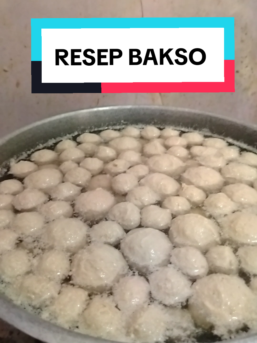 RESEP BAKSO, perbandingan nya 1kg daging 1ons tepung, tepung nya pake tepung tapioka tepung aren dan tepung hungkue, buat bumbu giling bakso nya garam mecin lada Royco sapi bawang merah goreng bawang putih goreng dan gula merah sedikit.. #resepbakso  #kuahbakso  #baksomurah  #baksoenak  #baksoviral  #bumbubakso 