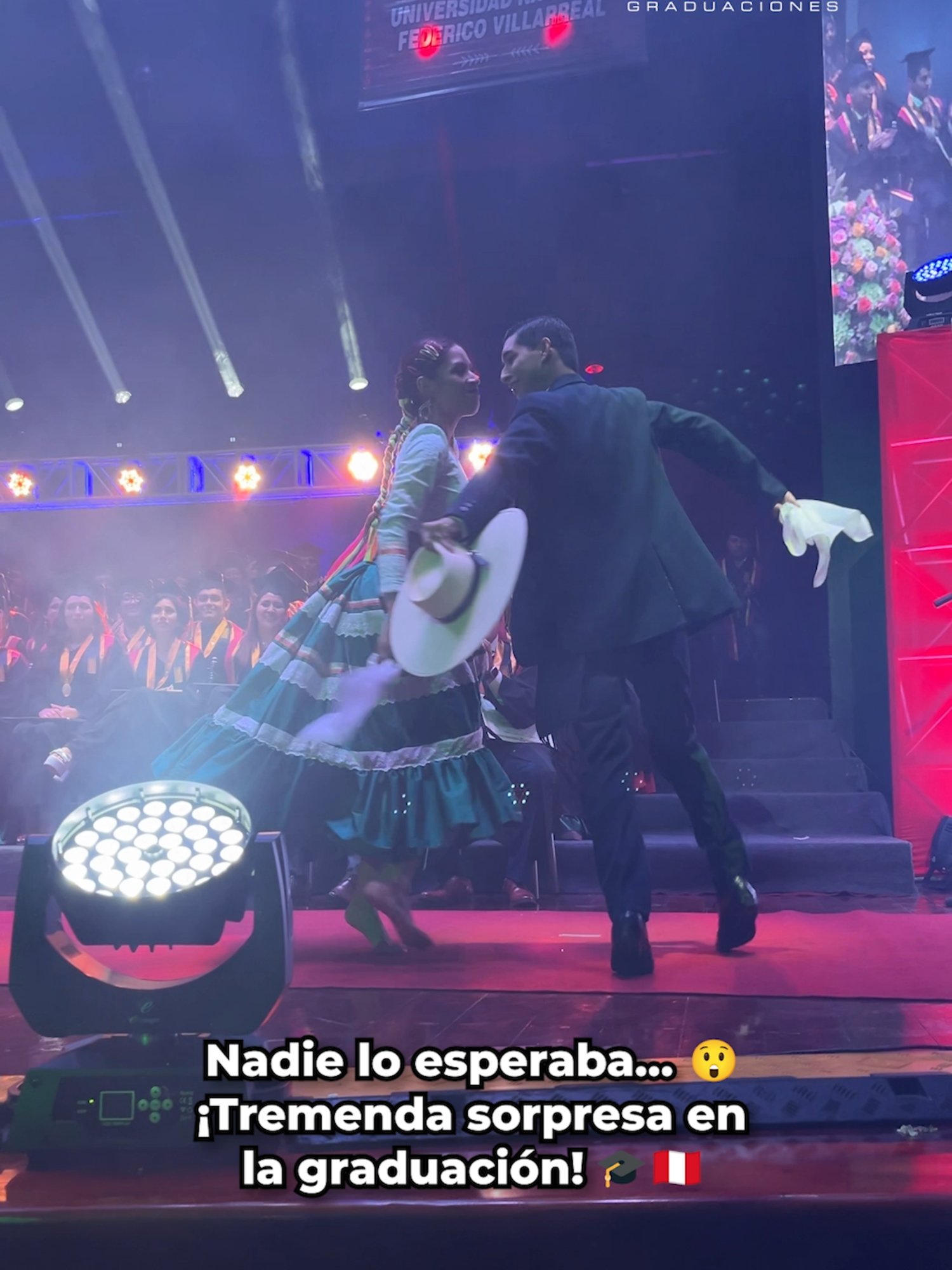 💃🎓 Una graduación con identidad y tradición. El padrino de la promoción sorprendió a todos con una marinera inolvidable. ¡Así se celebra en grande! #graduación #orgulloperuano #marineraperuana #primerolonuestro #mundialmarinera2025 #Concheperla #MarineraConcheperla #marineranorteña #marinera #trujilloperu #limaperu #paratiiiiiiiiiiiiiiiiiiiiiiiiiiiiiii #fypp #foryoupag #marineranorteña #fyp #fypシ #fy #fypシ゚viral #graduation #parati #viral #feelings #momentoesperado #llegomimomento #esfuerzo #estudiantes #ceremonia #gala #universitario #universidad #egresados #universitarios #togas #birrete #ceremoniadegraduacion #apg #apggraduaciones #fiesta #celebracion #findeciclo #carrera #diploma #egresados2025 #egresadas #graduacionmedicina