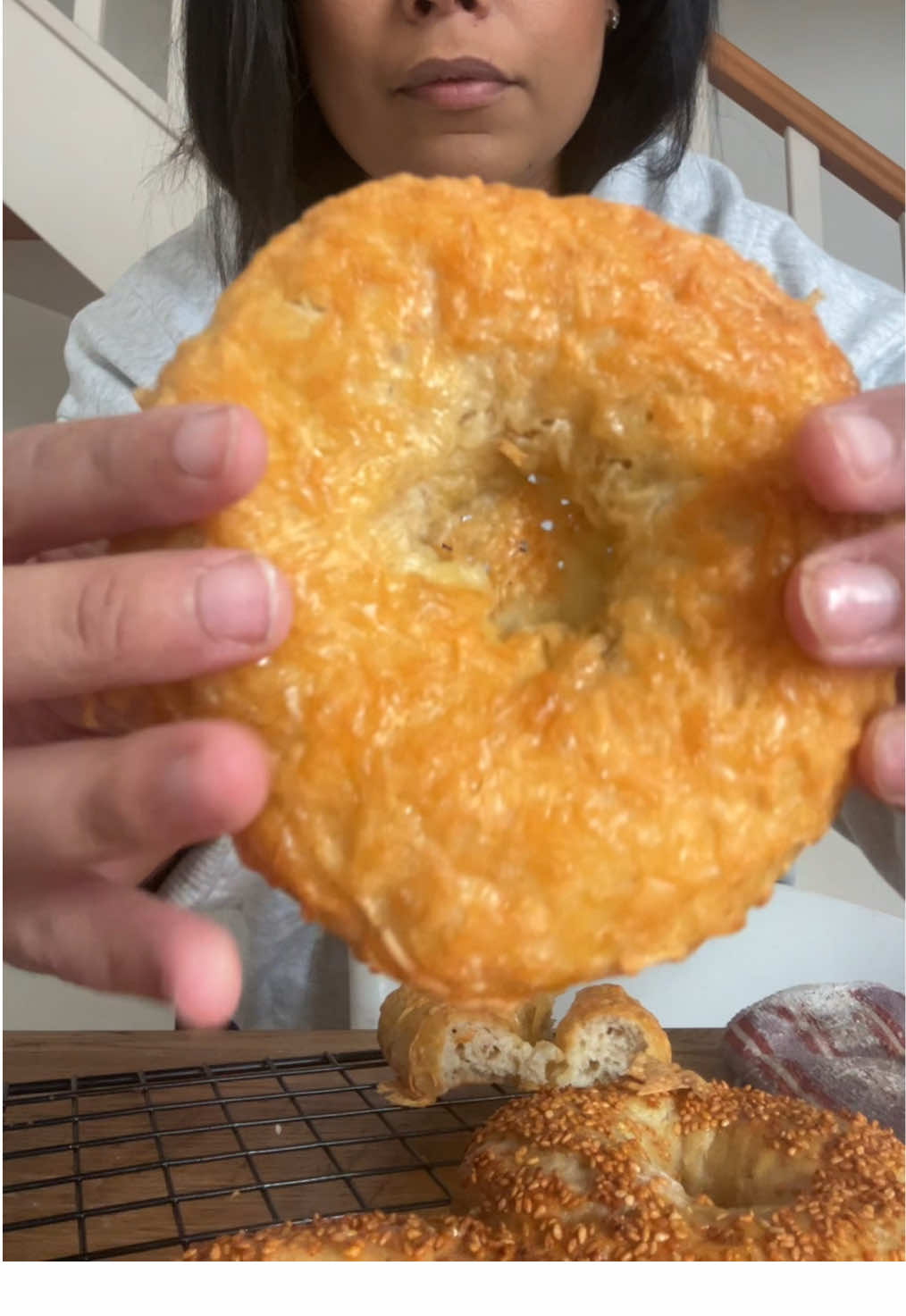 BAGEL EXPRESS 🥯  1 verre de fromage blanc/skyr 1 verre de farine blanche + 1 verre de farine semi- complète ou 2 verres de farine blanche  1 sachet de levure chimique  2 cas d’huile d’olive  • mélanger le fromage blanc et l’huile d’olive, ajoutez le premier verre de farine et la levure chimique. Mélangez à la Maryse jusqu’à obtention d’une boule pâteuse dans votre bol, versez petit à petit le deuxième verre de farine en remuant, quand c’est possible melsngez avec vos mains vous allez juste former une boule sans travailler la pâte plus que nécessaire. Divisez en quatre ou 6. Formez des boules et faire un trou au milieu, les bords peuvent être fins la pâte va beaucoup gonfler ✨ - Deposrz sur une plaque, badigeonnez de jaune d’œuf & des graines de votre choix (sésames, pavot, fromage..)  Enfournez 20 minutes dans un four préchauffé à 170 degrés 🤍 Laissez bien refroidir et profitez en ✨