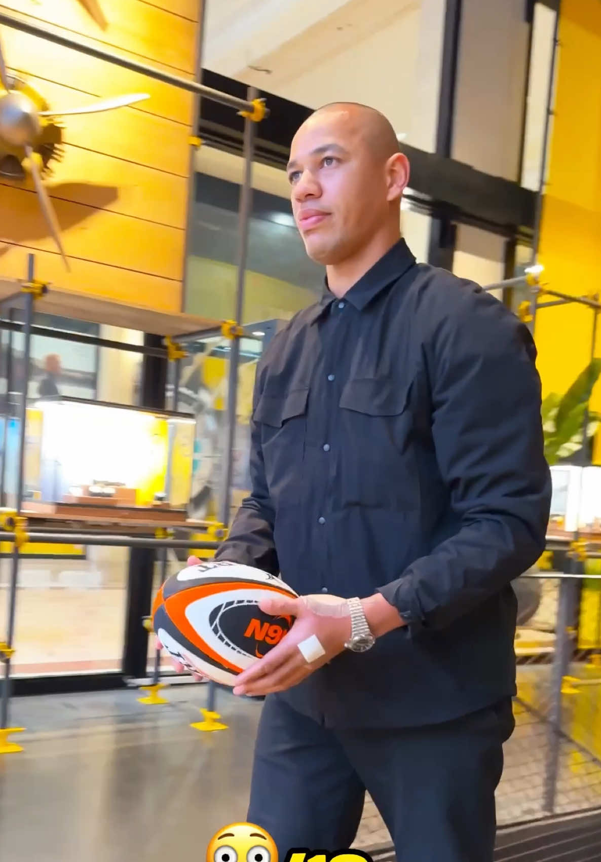 Rating strangers' rugby skills with @Breitling and @Guinness Men’s Six Nations ! What would you score the last shot? Breitling x Six Nations Chronomat limited-edition watches are available in boutiques and online exclusively in England, France, Ireland, Italy, Scotland, and Wales. #Breitling #Chronomat #SixNationsRugby