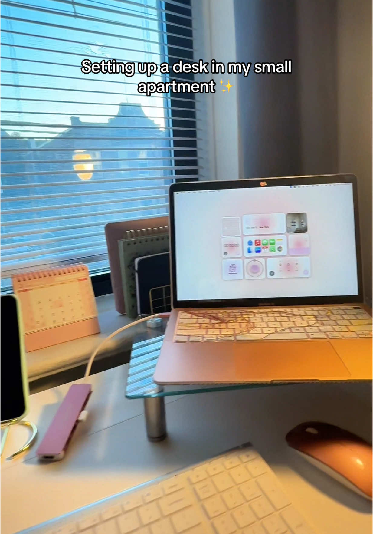 💡Idea escritorio para un pequeño espacio! Organizar un escritorio en un lugar pequeño no es fácil, pero se logró. ✨  🛍️ Encuentra todo en mi Amazon Storefront 👉  #homeofficeideas #smallspaceliving #desksetup #workfromhome #tinydesk #desksetup #smalldesk #affordabledesk #smaldeskidea 