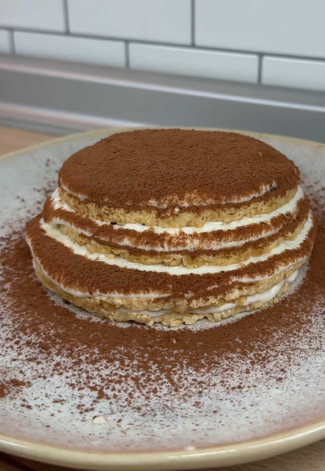 TIRAMISU SALUDABLE Y LISTO EN 5’ 😍 Cantidades: -250g de yogurt griego -25g de proteína de vainilla -4 tortitas de arroz inflado -1 taza de café -Cacao en polvo pasado por un colador #recetasaludable #postrefit #meriendasana #postrealtoenproteina 