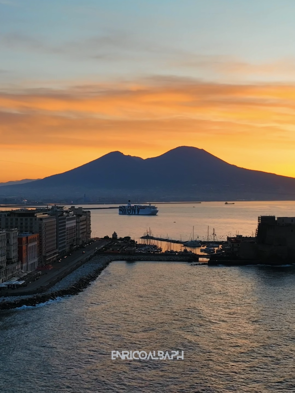 Ti sei aggrappato alla cosa più bella che esiste.... ALL'AMMOR...💙🧜‍♀️🌋 MareFuori5 @🔥 MARIA ESPOSITO 🔥  @RaiPlay @Marefuoriofficialrai  #marefuori #Vesuvio #fiction  #rai #raiplay #napoli #drone  #sunset #campania #italy 