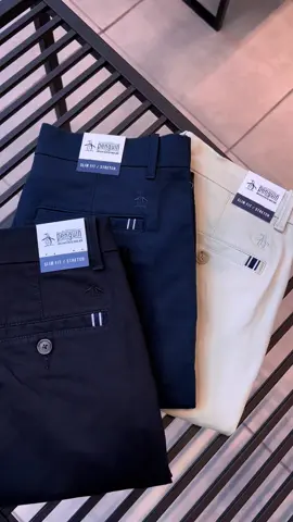 👖 Calça Chino Sarja Slim com elastano - PENGUIN 🔹A Calça Chino Sarja Penguin Slim Azul é a escolha perfeita para quem busca unir estilo e conforto em uma única peça. Confeccionada em tecido sarja de algodão com elastano, ela proporciona um ajuste perfeito, garantindo liberdade de movimentos para o seu dia a dia. Detalhes que Fazem a Diferença: Esta calça possui bolsos em faca, que adicionam praticidade ao modelo, além de um detalhe de cadarço listrado no bolso traseiro que traz um toque de originalidade e modernidade. Os botões personalizados e a assinatura logo “pete” em bordado no tom da peça conferem um ar de sofisticação e exclusividade. Composição: 96% algodão e 4% elastano, a calça oferece conforto e durabilidade. Invista na Calça Chino Sarja Penguin Slim e eleve seu guarda-roupa com uma peça versátil e cheia de estilo Confira maiores detalhes em nosso site!  ________________________________________ ®️ PRODUTOS ORIGINAL 📲 Produtos disponíveis no site!  🛩️ Frete grátis para região Sul e Sudeste! 🛩️ Demais regiões a partir de R$399,00! 💸 Participe do nosso programa de fidelidade e ganhe Cashback a cada compra realizada!  💳 Parcele sem juros!  💻 Compre no conforto de sua casa 👇 www.vestsulstore.com.br  _ Compre também através de nosso Whatsapp: 📲 (54) 99956-1759 _  Conheça nossa loja:  📍 Rua Vinte de Setembro,2875 - São Pelegrino |  Caxias do Sul - RS _ 🚘 Estacionamento próprio em frente à loja!  #novidades #tendencia #exclusividade #lecoqsportif #modacasual #camisetalecoqsportif #caxiasdosul #exclusive #marketing #reels #peçasoriginais #lacoste #tenislacoste #novidades #calçados #tenis #camisareserva #camisaslim #aramis 