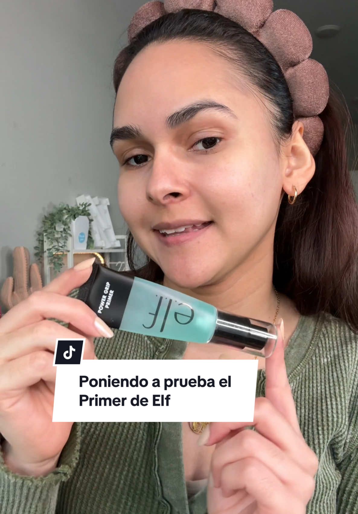 Poniendo a prueba el Primer de @e.l.f. Cosmetics para ver si es verdad que se pega el potecito a tu cara… ✨ Este es un producto que realmente me gusta y recomiendo para un maquillaje más uniforme y duradero, independientemente si el pote se puede pegar a tu cara o no 😂  #creatorsearchinsights #elfcosmetics #beautyhacks #makeupchallenge #makeuphacks 